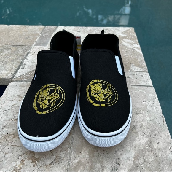 Marvel Black Panther Gold Symbol Slip-On - Picture 6 of 12